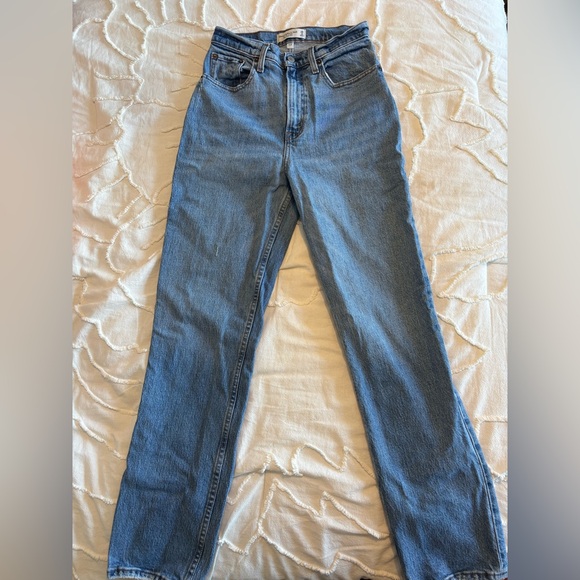 Abercrombie - Curve Love Ultra High Rise 90s Straight Jean - Picture 8 of 13